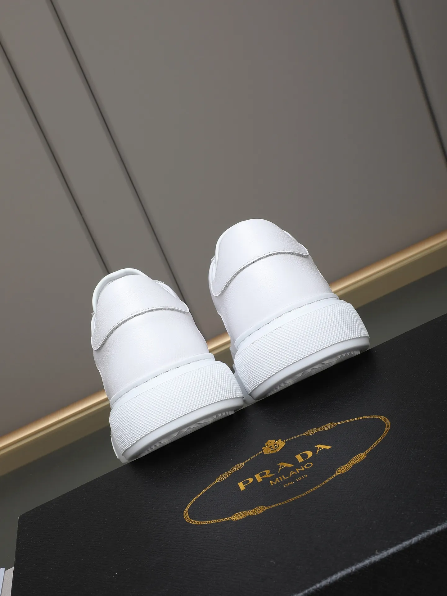 PP460 Prada/Prada men's new casual shoes, this upper is made of imported calfskin + sheep lining! The outside is decorated with the P family's classic metal triangle enamel logo, and the outsole is made of non-slip sports foam ultra-light outsole, which feels good on the feet and is a fashionable and fashionable item!  Size: 38-44 (45 customized)